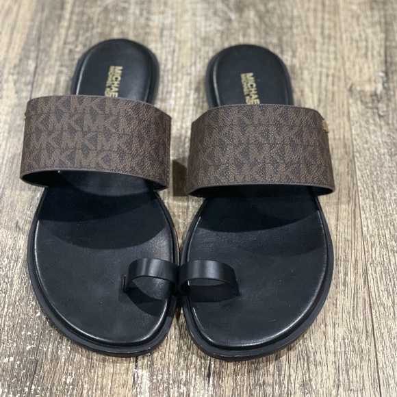 Michael Kors Shoes - Michael Kors Womens August Flat Sandal Signature Logo Toe Loop Sz 8.5